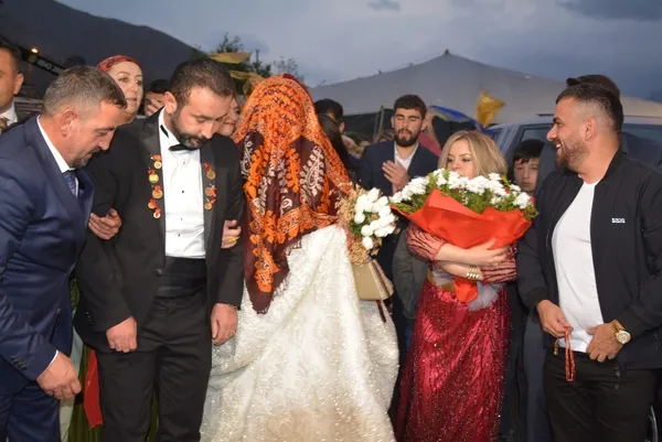 asiret-dugununde-izdiham-geline-35-kilo-altin-damada-4-milyon-tl-takildi-1665384106487.jpg Aşiret düğününde izdiham! Geline 3,5 kilo altın, damada 4 milyon TL takıldı - 1