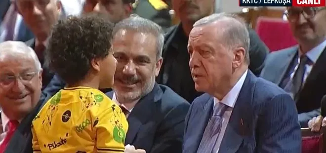 KKTC töreninde sıcak anlar: Minik çocuğun Erdoğan Dede sevgisi gülümsetti