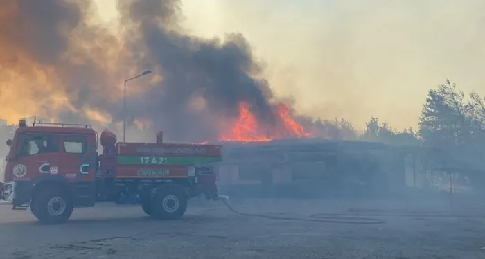 izmir-canakkale-ve-aydinda-yangin-4-noktada-alevlere-havadan-ve-karadan-mudahale-bakan-yumaklidan-aciklama-1719681237898.jpg İzmir'deki 3 yangın kontrol altına alındı! Bakan Yumaklı yangınların çıkış nedenini açıkladı - 19