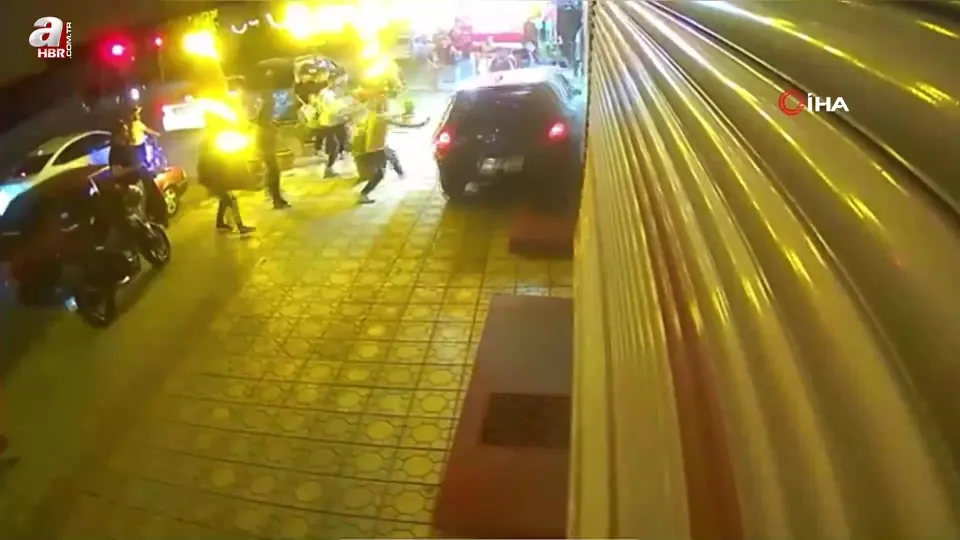 Freni boşalan otomobil iş yerine çarptı: O anlar kamerada