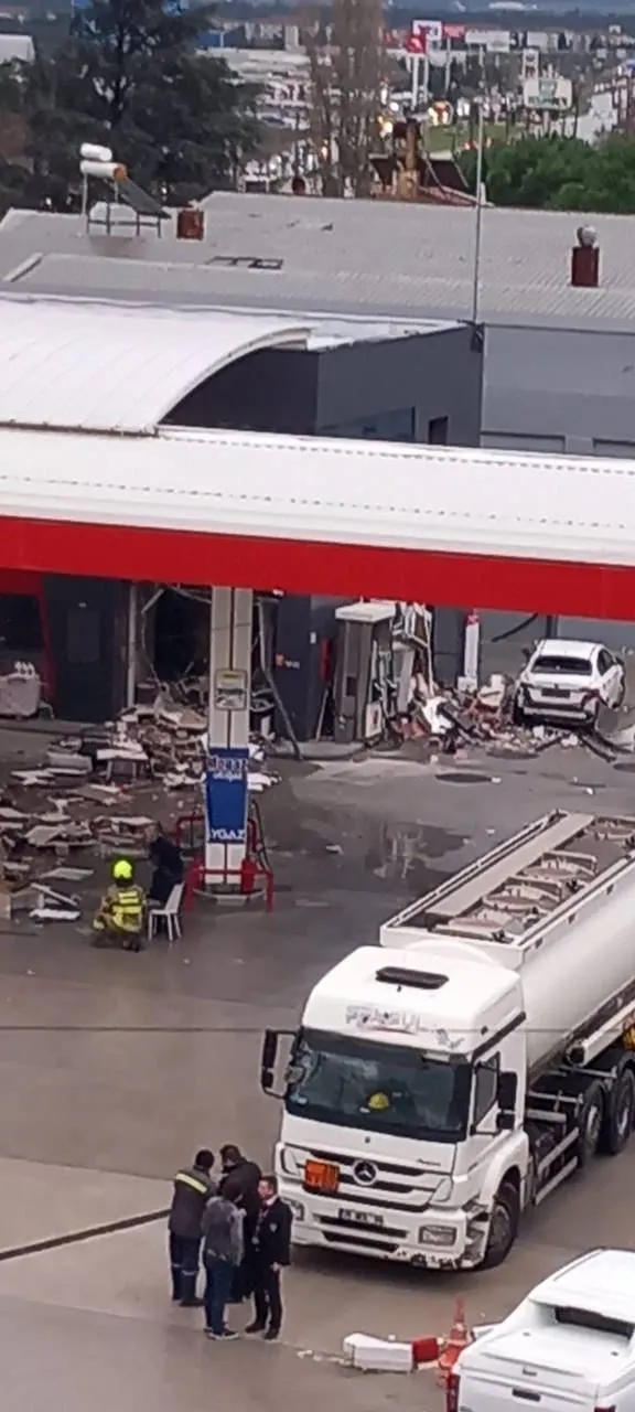 1704825493117.jpg Balıkesir'de korkutan patlama: Akaryakıt istasyonunun yarısı havaya uçtu! - 3