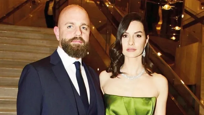 yasemin-ozilhan-ile-izzet-ozilhanin-bosanma-tarihi-netlesti-1756886785043.jpeg Kaynak: Sosyal medya