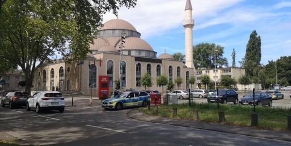 'Cesur yürek' Almanya'da! Ezana saygı hedef haline döndü - 5