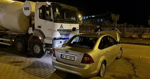 Beton mikseri otomobile çarptı!