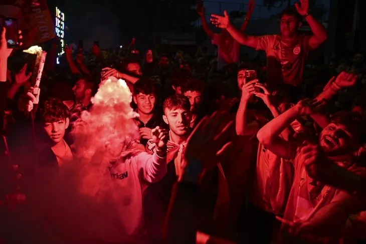Galatasaray, şampiyonluğu taraftarıyla Florya’da kutladı!
