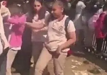 CHP'li İBB'nin hizmet anlayışı sıfırın altı! Esenyurt’ta okul yolu çamur gölüne döndü! Velilerden sert tepki...