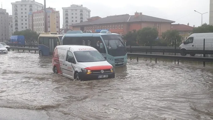 Pendik’te yoğun yağış nedeniyle araçlar mahsur kaldı