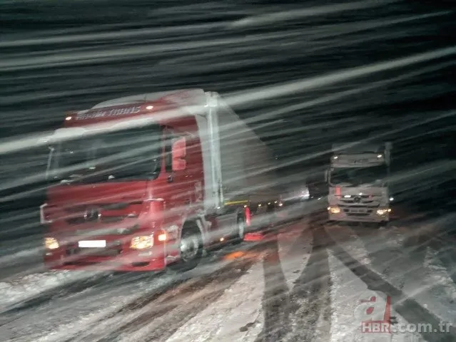 Kış erken geldi! Tipi şeklinde aniden bastıran kar yolları kapattı | 2 il arası yol trafiğe kapandı