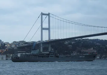 Rus savaş gemisi İstanbul Boğazı'ndan geçti