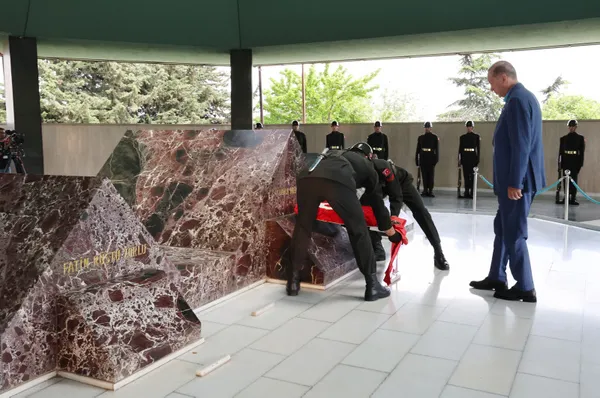 baskan-recep-tayyip-erdogandan-menderesin-kabrine-ziyaret-ulkemizle-ilgili-karanlik-hevesler-basariya-ulasamad-1685190686064.jpg Başkan Recep Tayyip Erdoğan'dan Menderes'in kabrine ziyaret: Ülkemizle ilgili karanlık hevesler başarıya ulaşamadı - 5