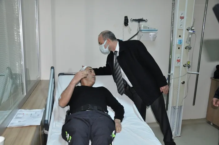 karsta-cocugu-kurtarmak-icin-kendini-aracin-onune-atan-polis-yaralandi-1646907703187.jpg Kars’ta çocuğu kurtarmak için kendini aracın önüne atan polis yaralandı - 5