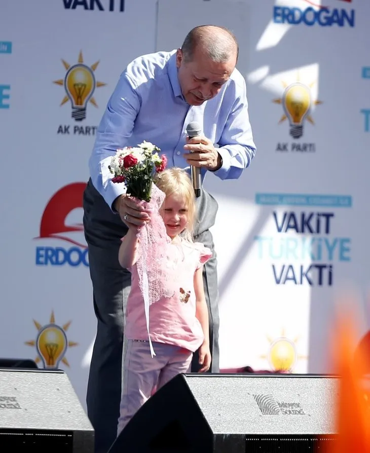 Cumhurbaşkanı Erdoğan’ın Isparta mitinginde sevgi dolu anlar