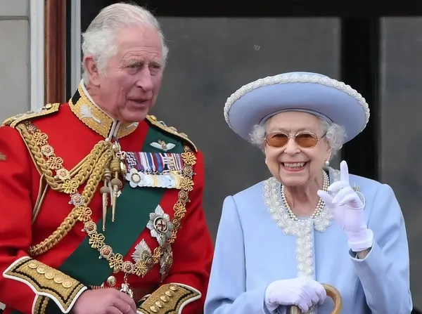 Kraliçe Elizabeth’in ölümünü dans ederek kutladılar