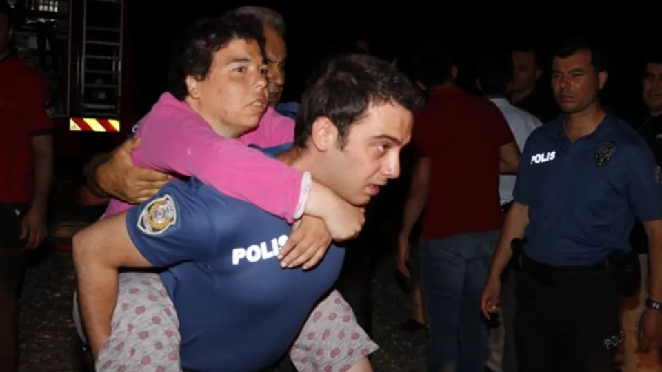 Huzur evinde yangın çıktı! Polis engellileri sırtında taşıdı