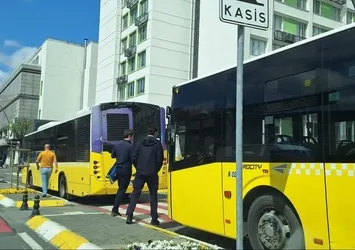Gaziosmanpaşa'da gaz pedalı takılı kalan İETT otobüsü duraktaki otobüslere çarptı