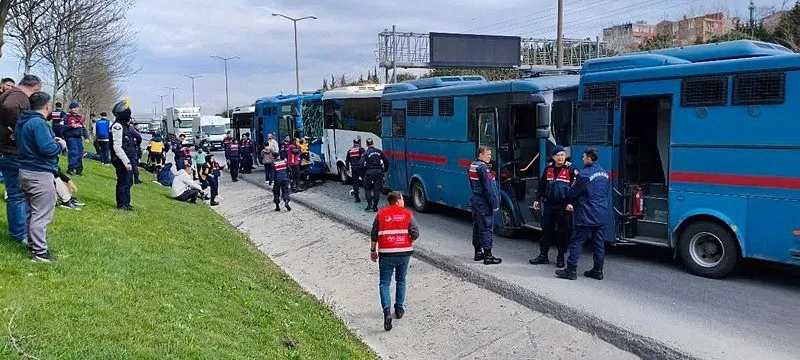 istanbulda-4-cezaevi-sevk-araci-kaza-yapti-6-yarali-1774619564337.jpeg İstanbul'da 4 cezaevi sevk aracı kaza yaptı: 15 yaralı - 1