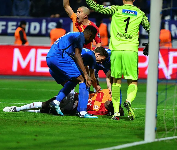 Galatasaray'ın yıldızı Bafetimbi Gomis baygınlık geçirdi - 2