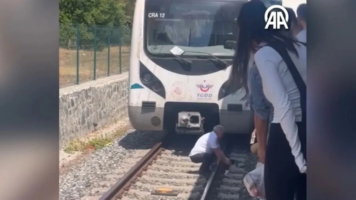 Marmaray makinistinin raylarda fark ettiği yavru kediyi kurtarması kamerada