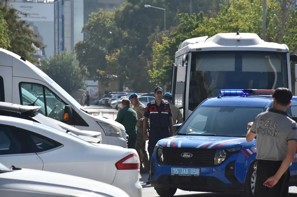 Menderes Belediyesi soruşturmasında 16 şüpheli adliyede - 1