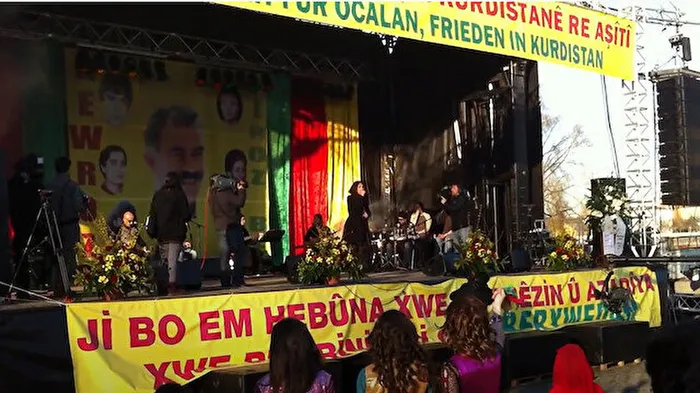 HDP’nin yoldaşı Kemal Kılıçdaroğlu PKK elebaşı Öcalan posteri önünde konser veren Aynur Doğan’a kol kanat gerdi