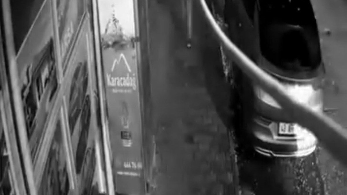 Arkadaşlarıyla şakalaşırken çarptığı camın kırılması ile iş yerinin içine düştü