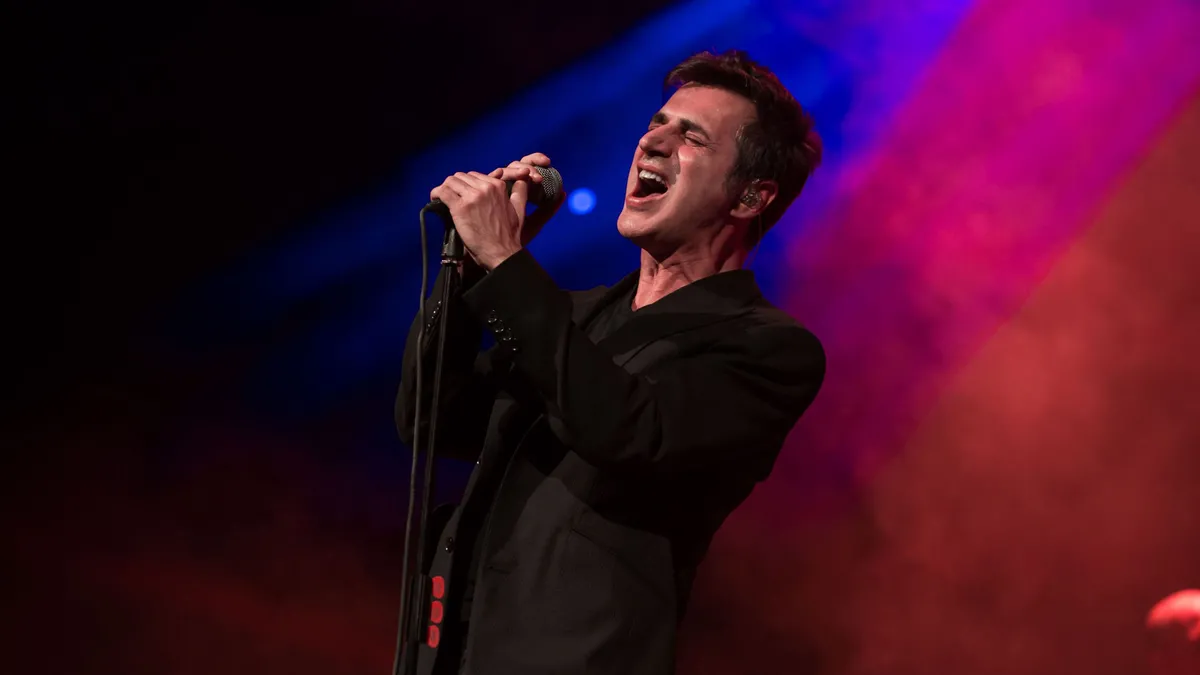 Teoman'a hayranından isyan: "5 bin liram sahnede can çekişiyor"