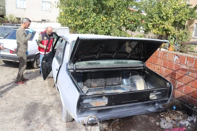 depremzedelere-ait-hasarli-araclarin-sase-numaralarini-calinti-araclara-takan-cete-cokertildi-1708446546920.jpg Depremzedelere ait hasarlı araçların şase numaralarını çalıntı araçlara takan çete çökertildi - 4