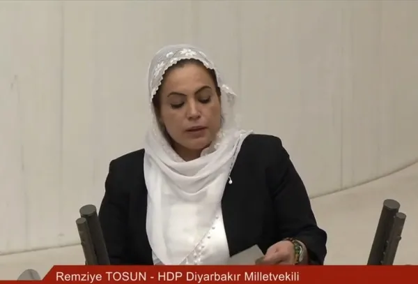 tbmmde-hdplilerden-provokasyon-terorist-basina-ozgurluk-isteyip-kursuden-tulbendini-firlatti-1670437269561.jpg TBMM'de HDP'lilerden provokasyon: Teröristbaşına özgürlük isteyip kürsüden tülbendini fırlattı - 1