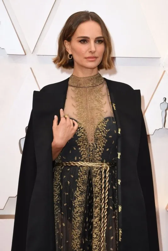 Natalie Portman’ın ’mesajlı’ ceketi Oscar Ödül Törenine damga vurdu