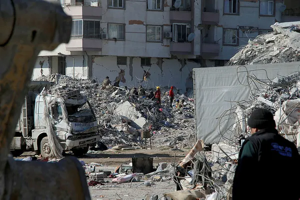 İşte yıkılan binalara dair ilk tespitler! Kullanılan betonlar hakkında çarpıcı iddia! Enkazları inceleyen isim A Haber’de açıkladı