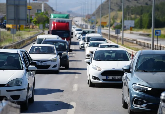 bayram-tatili-oncesi-istanbuldan-kacis-giselerde-arac-kuyruklari-uzadi-1749142459950.jpg FOTOĞRAF: İHA