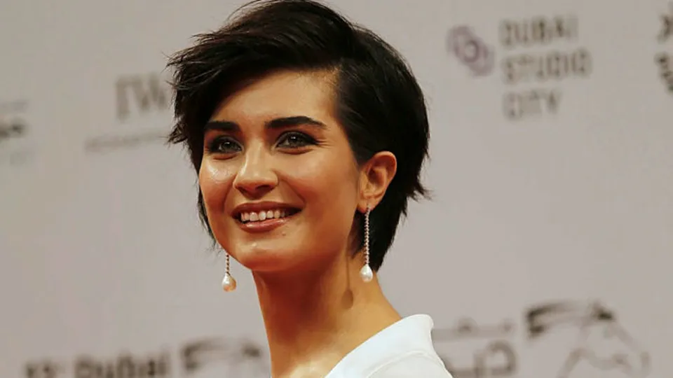 Tuba Büyüküstün merdivende aşka geldi