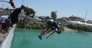 Sıcaklar bunalttı! Çocuklar sulama kanallarına atladı