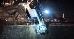 Feci kaza! Otomobil dereye uçtu