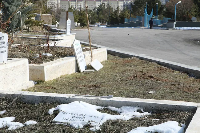 Adana'da 79 mezarı tahrip eden 5 DEAŞ'lı tutuklandı - 7