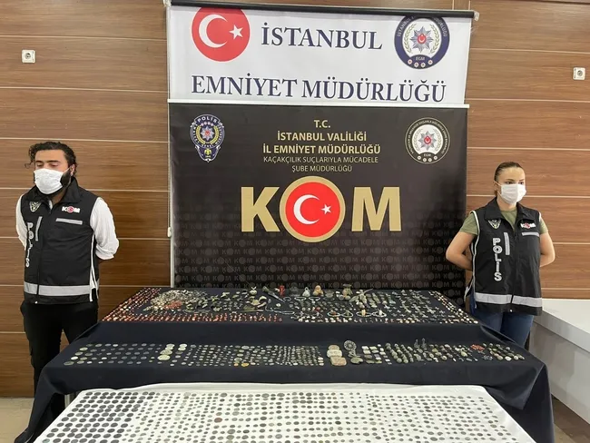 istanbulda-3-bin-248-adet-tarihi-eseri-satmak-isterken-yakalandi-1627472947186.jpg İstanbul'da 3 bin 248 adet tarihi eseri satmak isterken yakalandı - 1