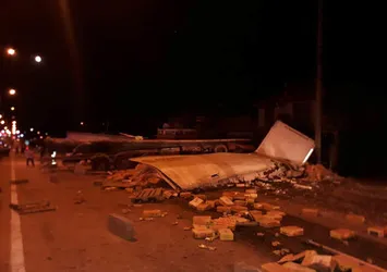 Manisa'da TIR'ın içinden mucize çıktı