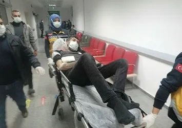 Yarasını unutup sedye üzerinden kameramanı yumrukladı