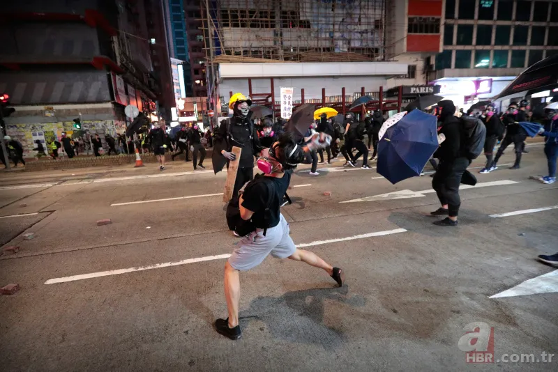 Hong Kong'da göstericiler haber ajansı ofisine saldırdı 15