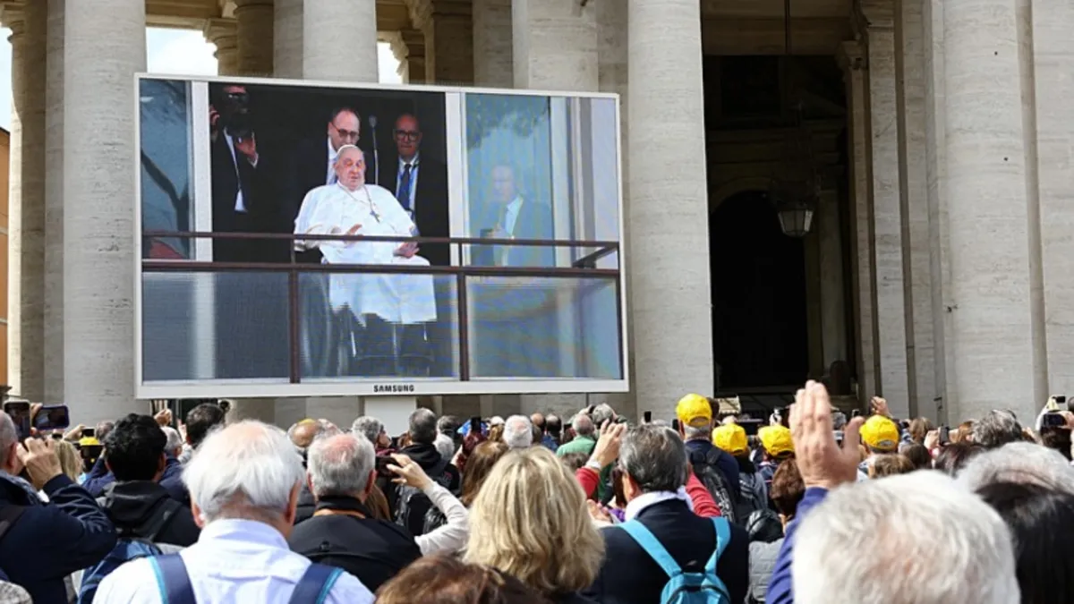 Papa Francis 5 haftanın ardından ilk kez kamuoyunun karşısında! Doktorlar 2 ay süre verdi