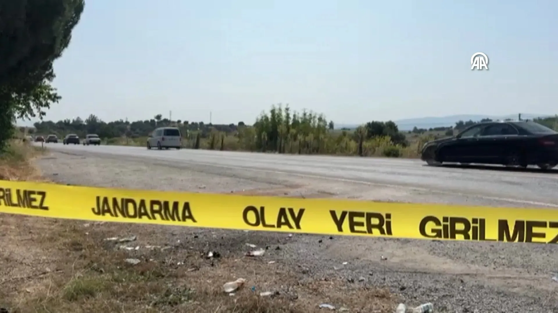 Yoldan çıkıp sinyalizasyon direğine çarpan otomobil parçalandı: 1 yaralı