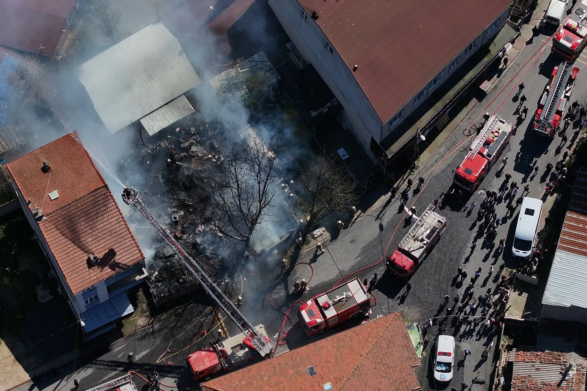 Ümraniye'de hurdalık alanda yangın paniği