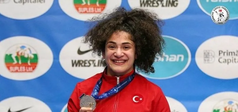 Milli güreşçi Ayşegül Özbeğe'den gümüş madalya