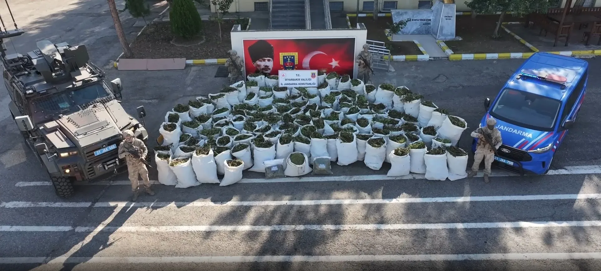 Jandarmadan zehir tacirlerine büyük darbe: 2.2 ton esrar yakalandı! 3 tutuklama