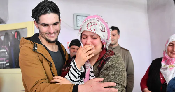 Suriyeli Mahmud elleri ile kazıyarak enkazdan kurtardığı depremzede ile buluştu