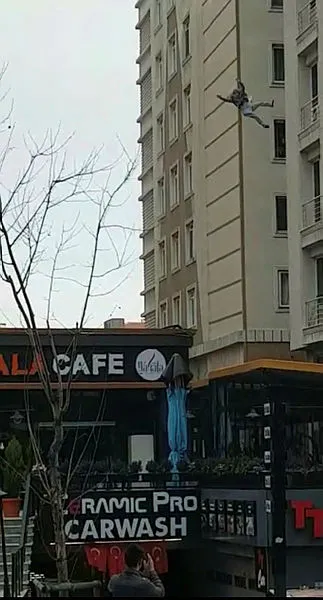 İstanbul’da 6. kattan atlayan adam öldü! O anlar kameraya yansıdı - 1