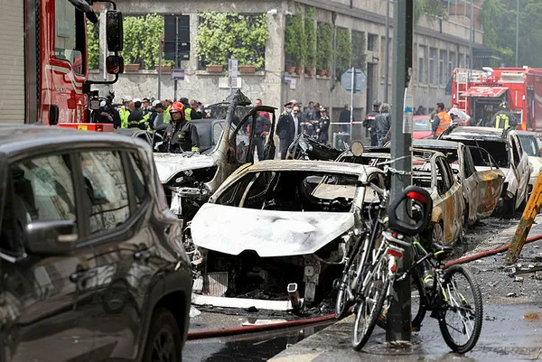 İtalya’da korkunç patlama! Milano dumanlar içinde kaldı | Araçlar alevlere teslim oldu