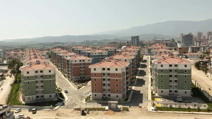 asrin-insa-seferberliginde-tamamlaniyor-42-gunde-105-bin-179-teslimat-daha-1766573339429.jpeg Hatay'daki deprem konutları
