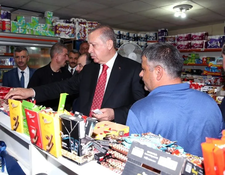 Cumhurbaşkanı Erdoğan Rize’de çocuklara çikolata dağıttı