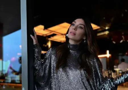 Yıldızlar Bana Uzak’ın Aslı’sı Burcu Kıratlı’nın annesi hayran bıraktı! Güzelliği ondan miras